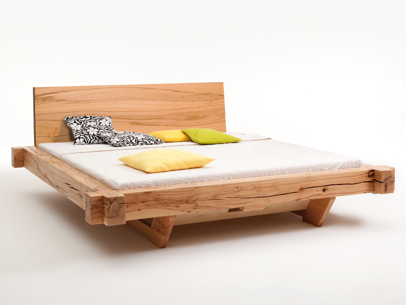 Кровать из деревянных брусков